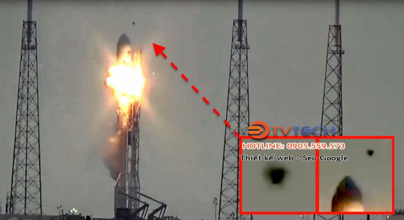 Vật thể bay không xác định xuất hiện ngay thời khắc Falcon 9 phát nổ.